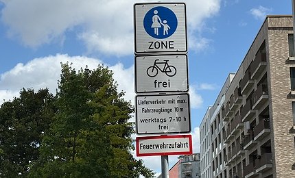 "2026-09 Schilder Einfahrt", by Jan Wedel, Copyright (c) 2026 by Jan Wedel license 2026-09 Schilder Einfahrt